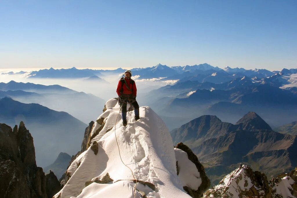 Альпинист восхождение Mont Blanc. Покорение вершин. Вершина горы. Покорение вершины горы. Ты покоришь любые вершины