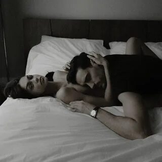 Девушка и мужик спят а мужик начал