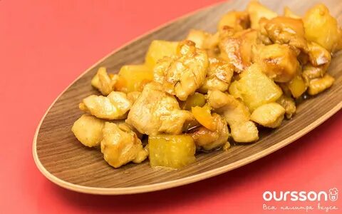 Курица с ананасами на сковороде