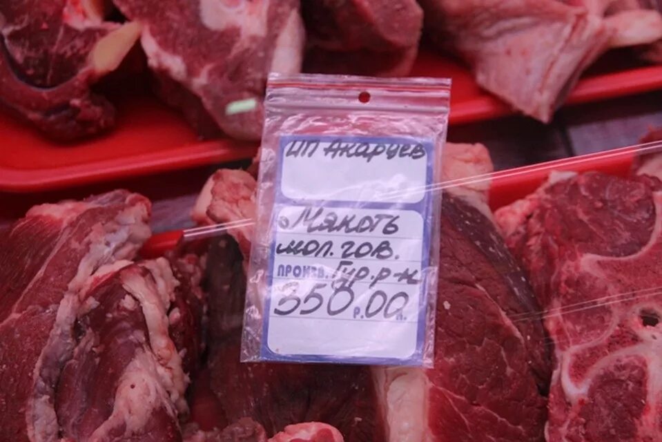 Мясо купить ставропольский. Мясо говядина на базаре.