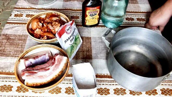 Блюда с жидким дымом. Копчение сала жидким дымом в домашних условиях. Копченое сало. Кусок копченого сала. Домашняя грудинка горячего копчения.