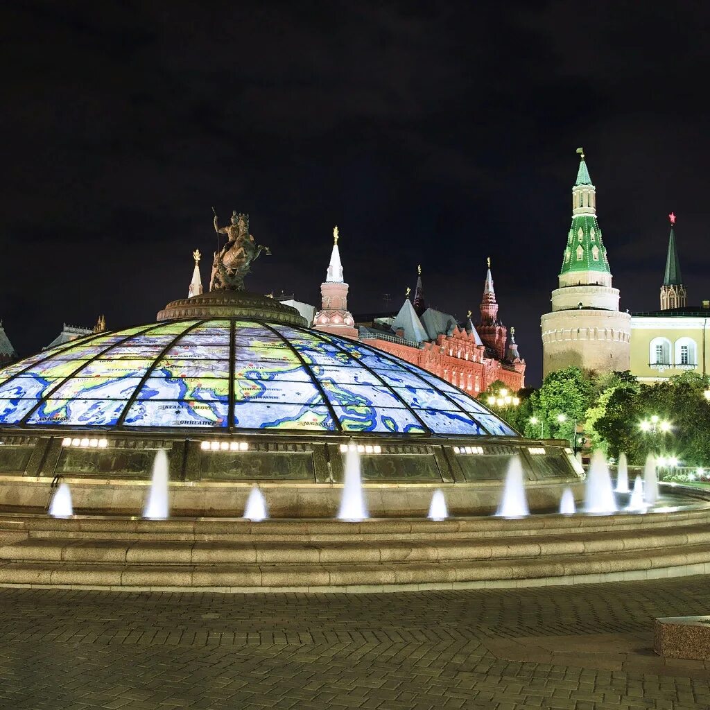 Площадь земли москвы. Купол на Манежной площади.