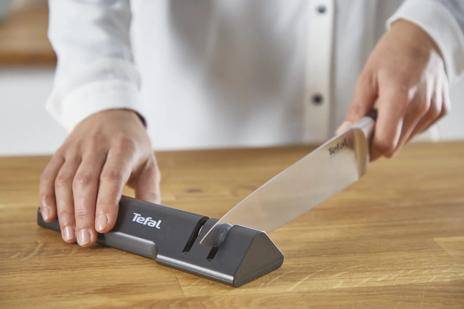 Точилка для ножей tefal jamie oliver. Точилка для ножей tefal k2650534. Нож тефаль с точилкой. Точилка для ножей tefal k2640574. Точилка для ножей tefal fresh kitchen.