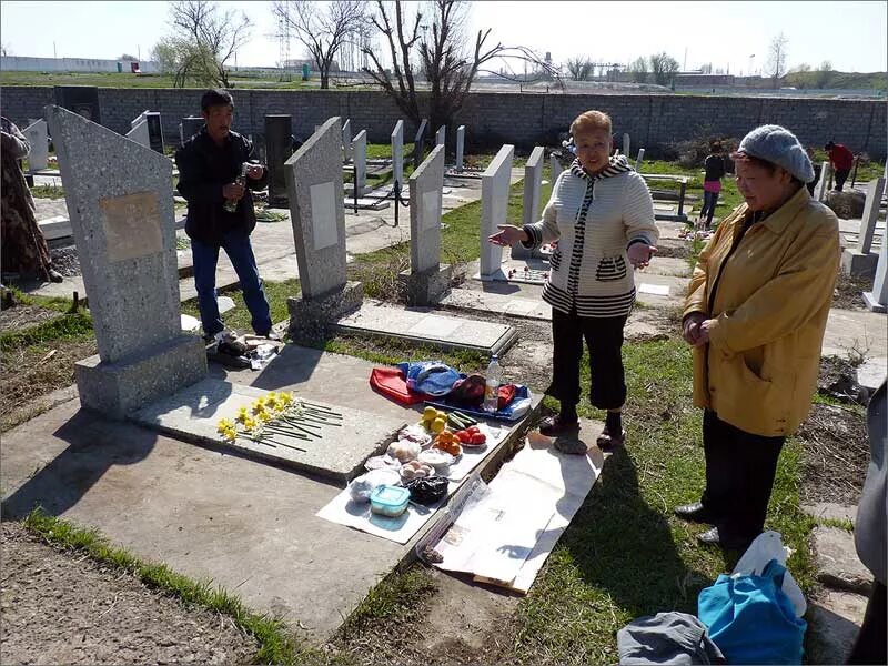 5 апреля родительский день. Родительский день на кладбище. Корейское кладбище. Корейский родительский день. Поминальный день на кладбище.
