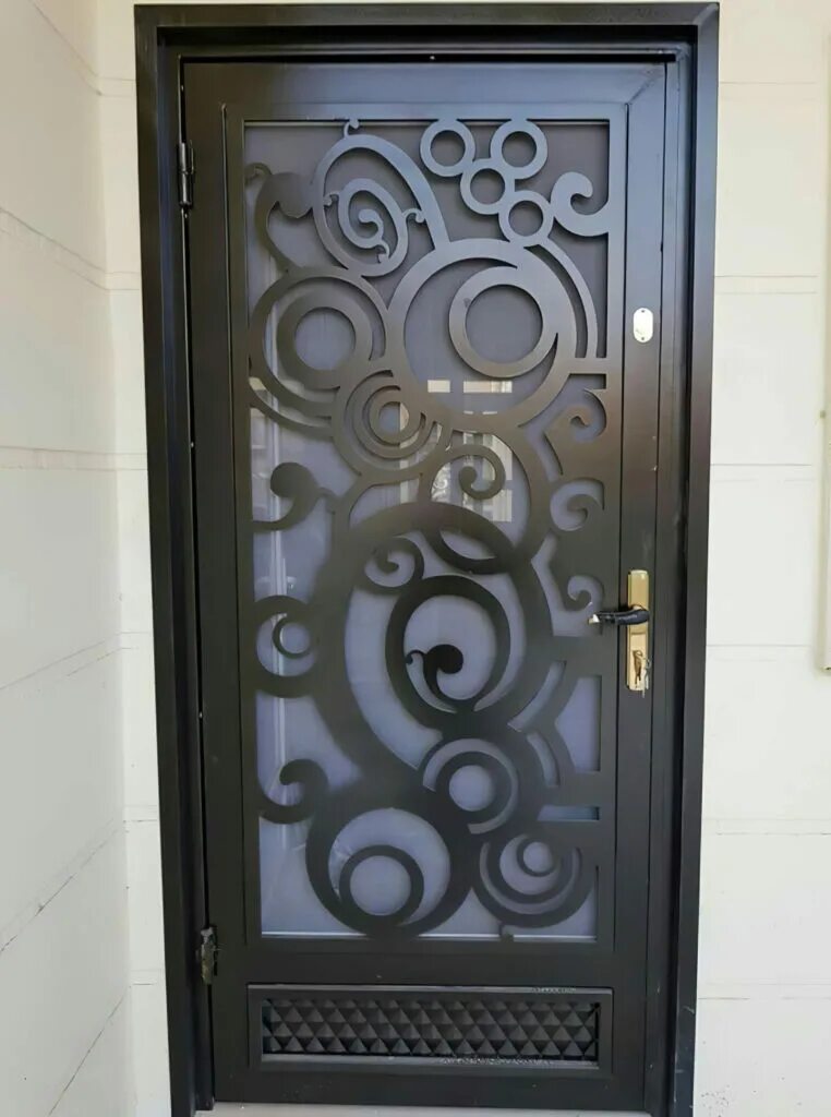 Железные двери сталь доор. Двери из плазменной резки. Декор на металлическую дверь входную. Плазменная резка на металлические двери. Декоративные двери из металла.