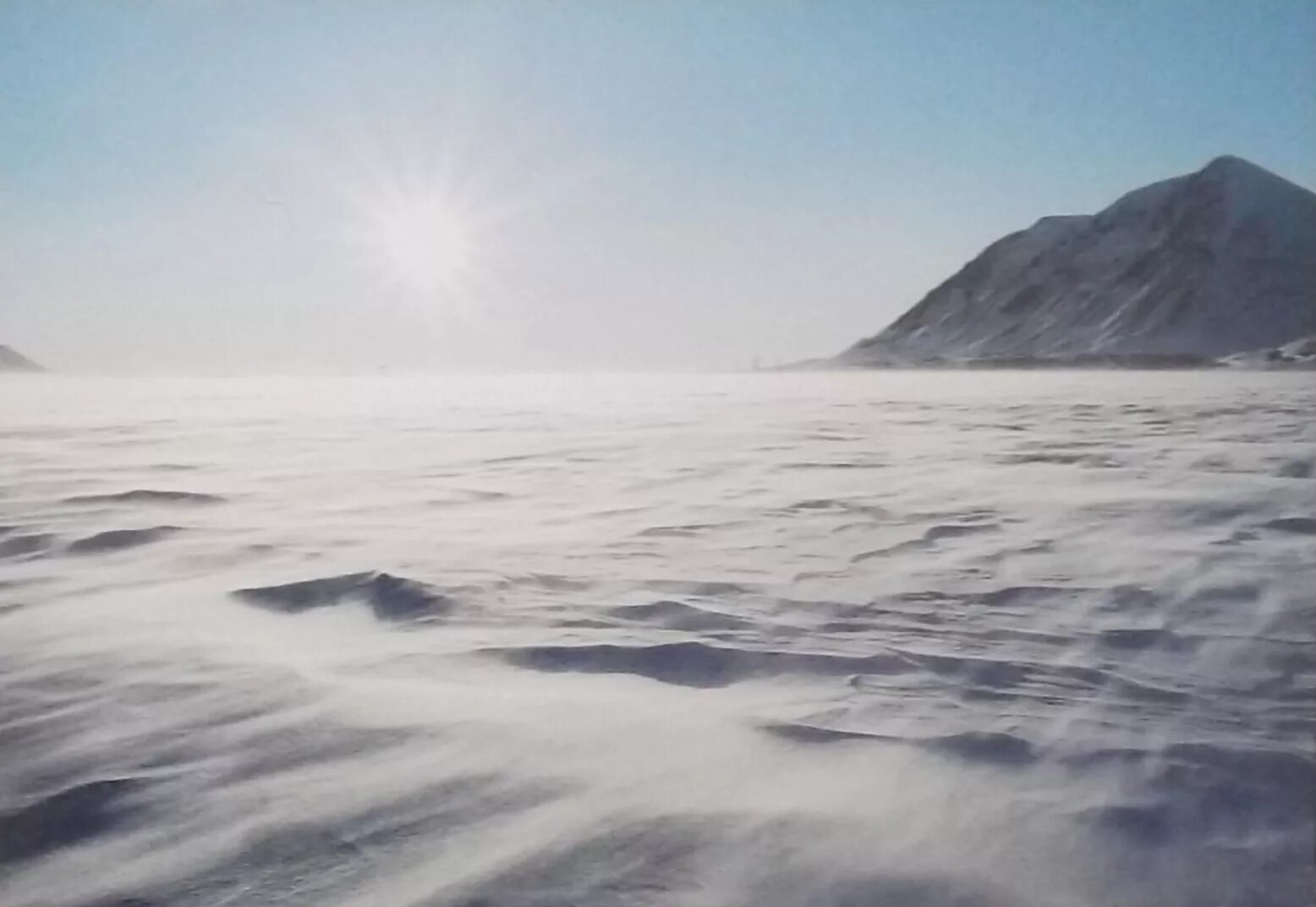 Холодно снег. Снег и лед весной. Не успевший растаять снег. Суровый холодный край. Не успевший растаять снег.