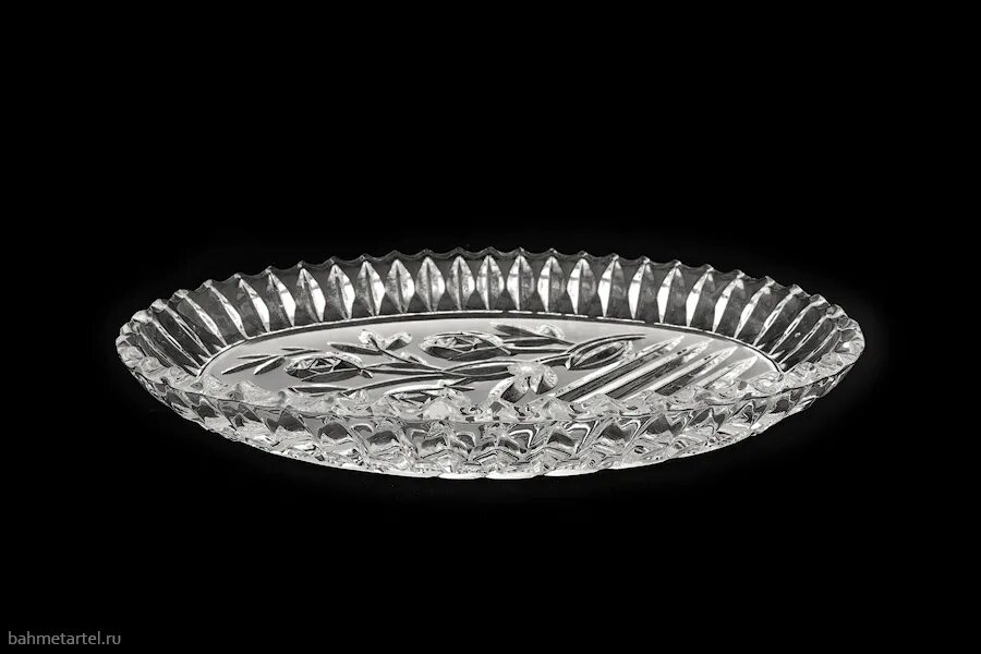 Поднос из хрусталя. Блюдо хрусталь ссср. Тарелка хрусталь посуда. Хрусталь в серванте. Хрусталь материал.