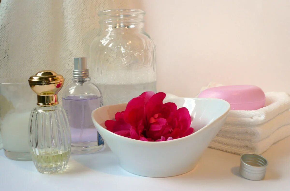 Ароматические ванны. Духи в домашних условиях. Ванная мыльные лепестки розы. Как сделать духи из лепестков.