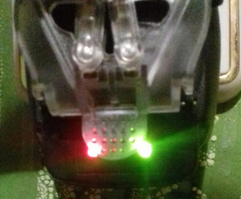 Ch test. Лампочка с зарядкой. Зарядка лягушка горит красный и зеленый. Лягушка для зарядки аккумуляторов. Зеленый индикатор зарядки.