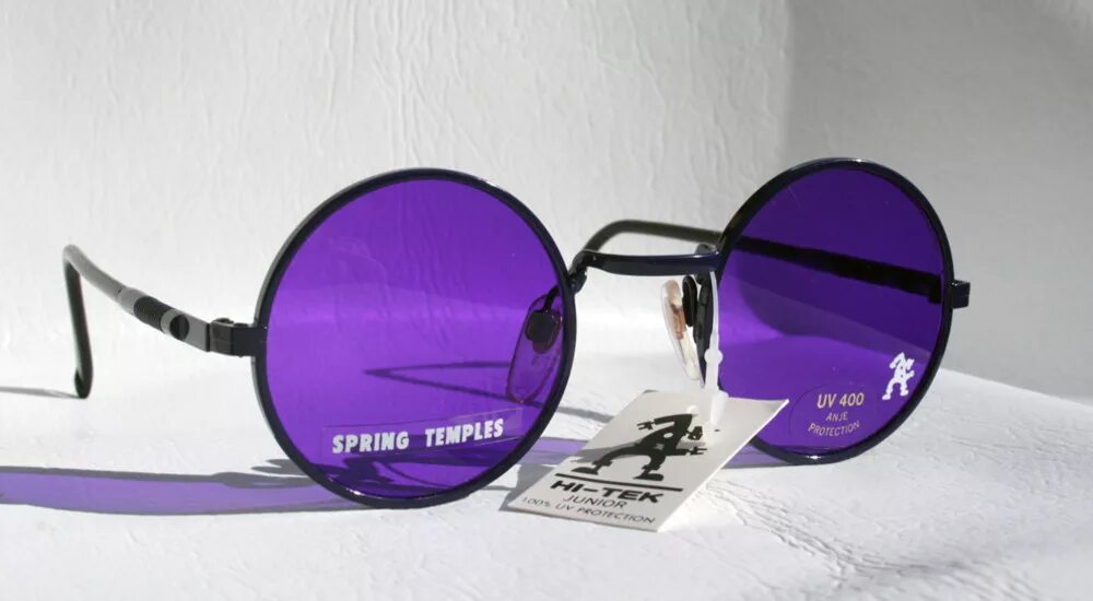 Фиолетовые очки мужские. Фиолетовые солнцезащитные очки. Очки с фиолетовыми стеклами. Круглые фиолетовые очки. Солнечные очки с фиолетовыми стеклами.