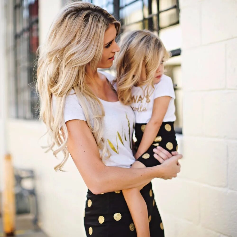 фотосессия мама и дочка. стильная мама. мама и дочка. мама блондинка. мама и дочка эстетика.
