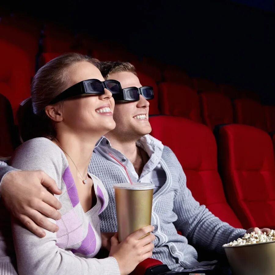 2 пары видео. Мужчина и три женщины. Пара сидит в кинотеатре. Люди играют в ps. 2 пары видео.