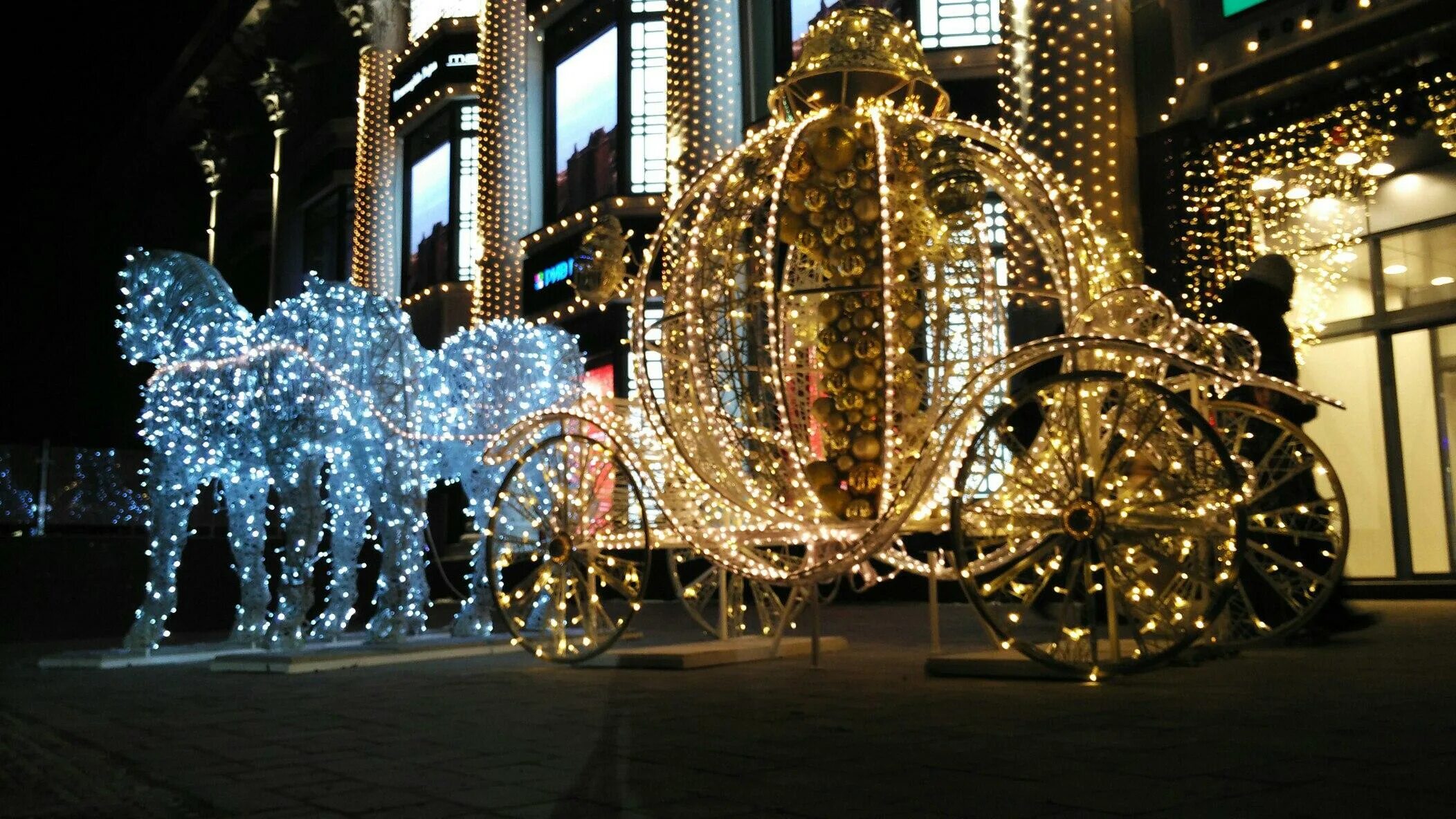 Украсить дом к новому году. Новогодние украшения для улицы. Украшены изображениями. Новогоднее украшение города. Красивые украшения для комнаты.