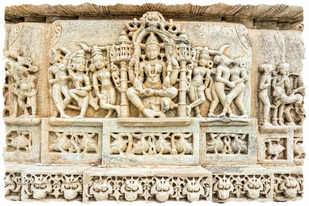 Характерные черты индийского храма. Статуи в индии джайнизма. Храм акшардхам дели индия. Скульптуры богинь древней индии. Храмовые скульптуры древней индии.