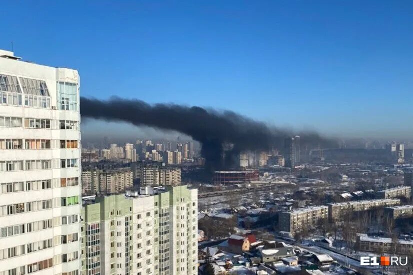 Черный дым сегодня. Черный дым в небе. Дым в городе Екатеринбург. Дымка в Екатеринбурге. Екатеринбург черное небо.