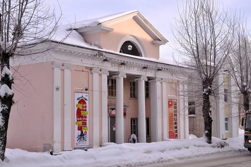 Царское село фридентальские ворота. Кинотеатр родина сыктывкар. Октябрь сыктывкар. Кинотеатр октябрь сыктывкар. Сыктывкар театр октябрь.