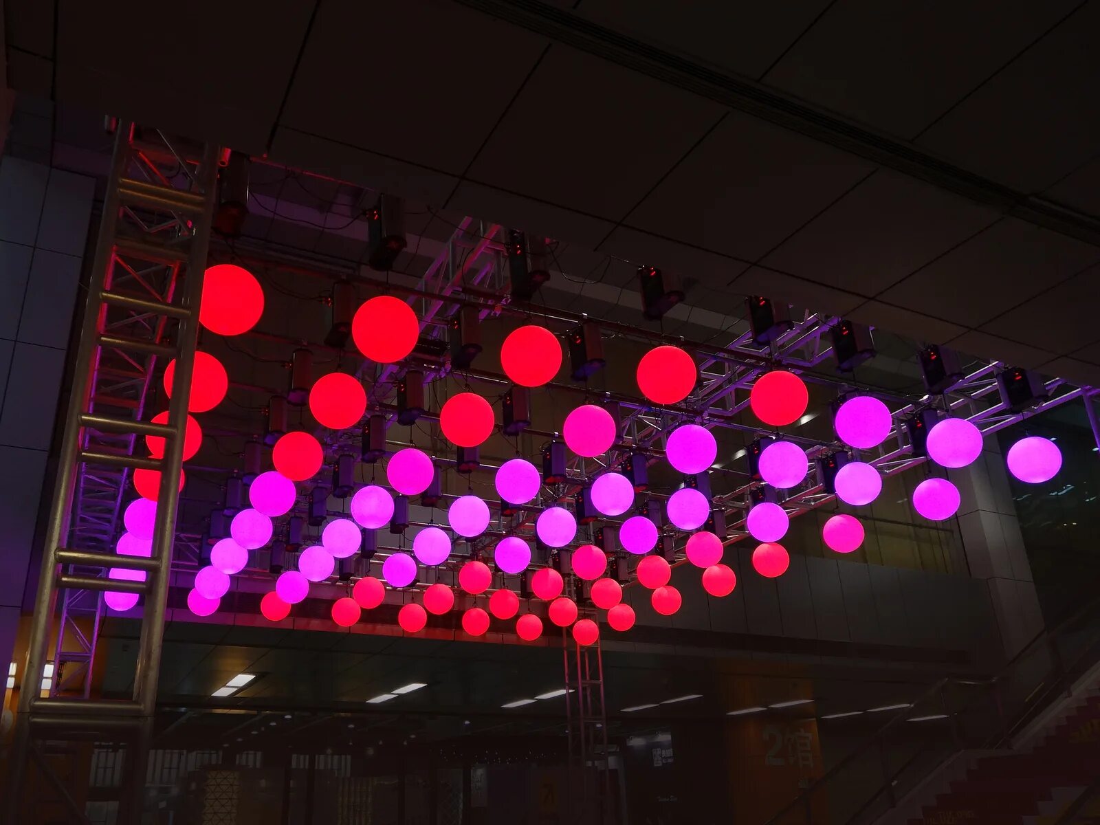 Leading space. Кинетические led шары. Кинетические led дисплеи. Led Ball 35 см. Спейс лед световые.