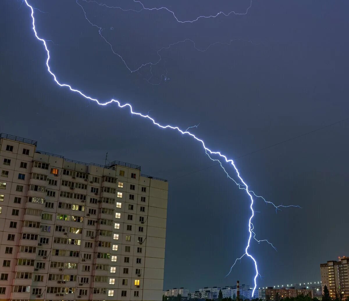 Какая была гроза ночью. Гроза в москве 2022. Гроза фото. Гроза ночью. Ночное небо с грозой.