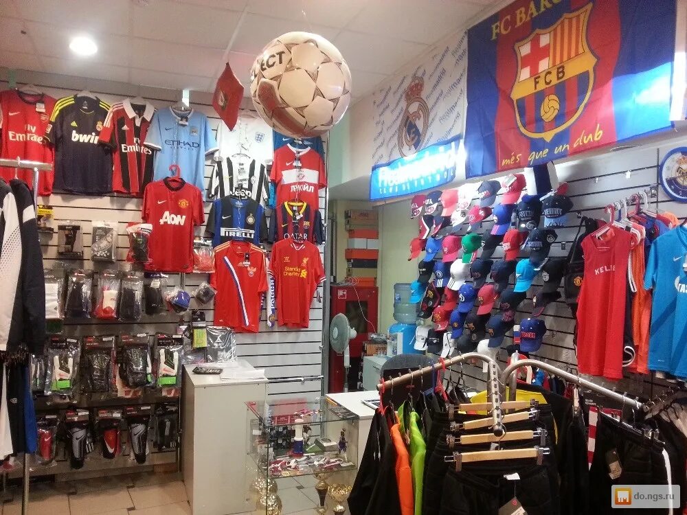 рынок футбольной атрибутики. рынок футбольной атрибутики. футбол в обувном магазине. футбольный магазин. футбольная атрибутика брянск.