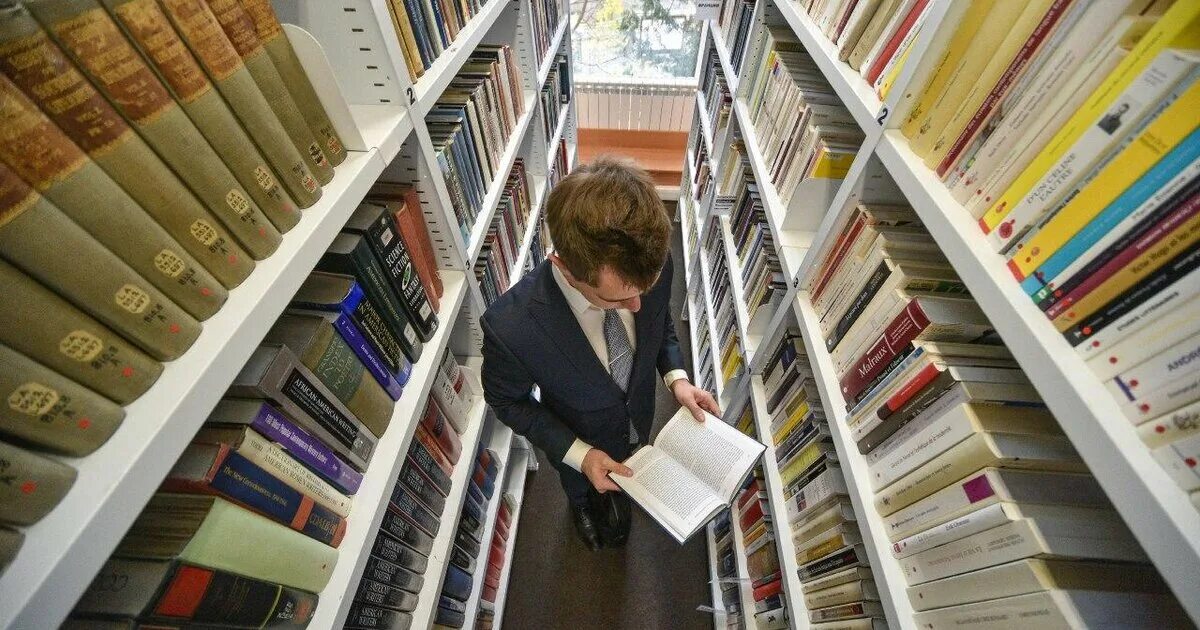 Библиотекарь в америке. Школьная библиотека. Библиотека. Библиотечный каталог. Куча книг.