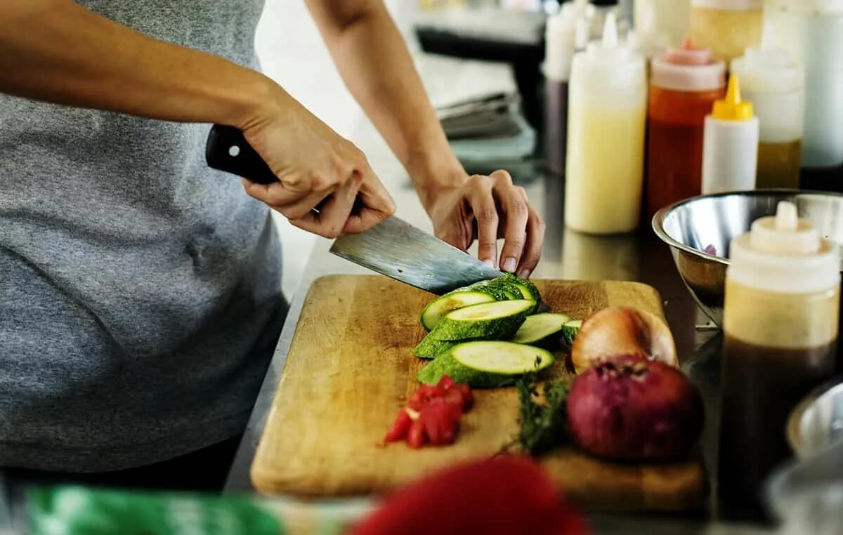 Prepare meals. Готовка пищи. Процесс приготовления пищи. Готовка на кухне. Приготовление п.