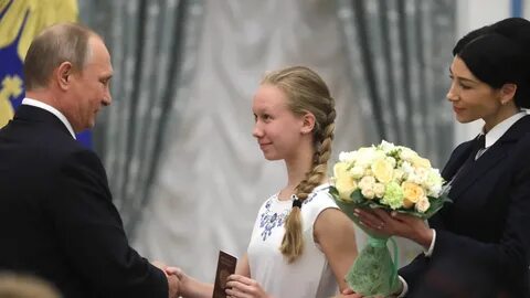 Вручение производил