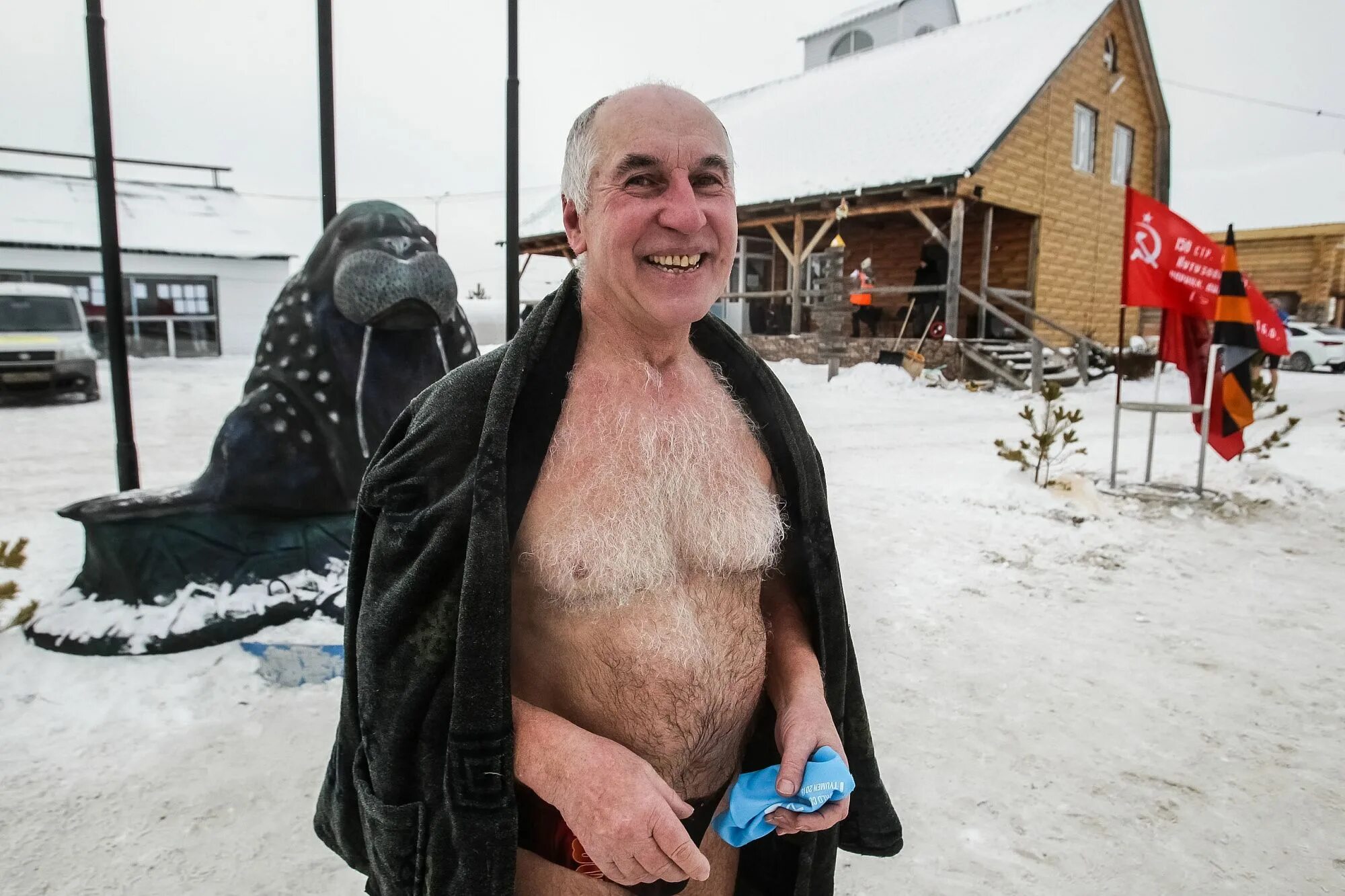 Моржи тюмени. Аквайс тюмень. Центр закаливания и зимнего плавания. Клуб моржей тюмень. Клуб моржей кристалл 1998 год.