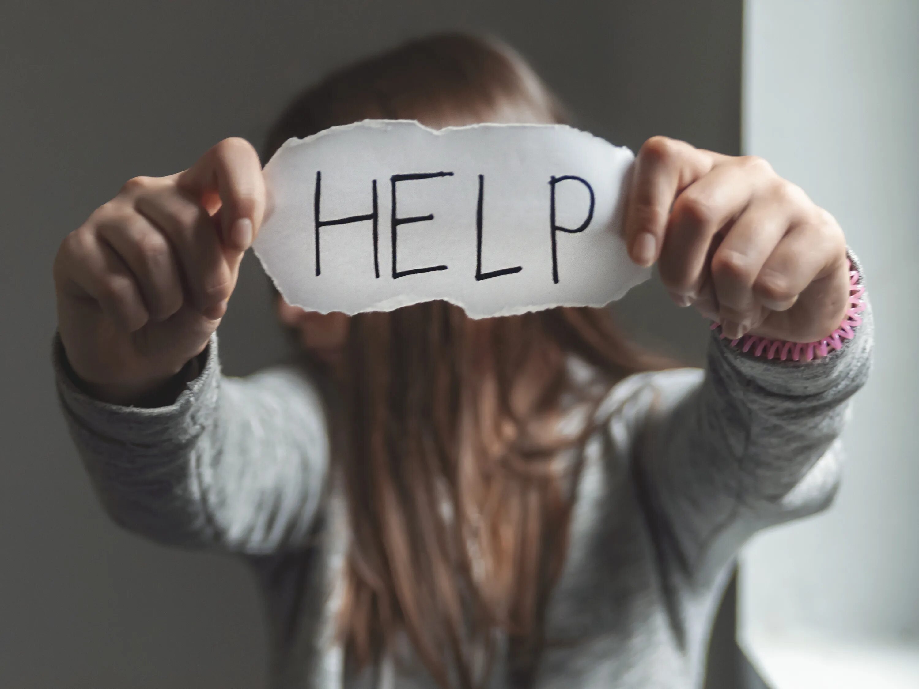 Help help girl. Подросток с хелп. help фото. девушка хелп. help человек картинка.