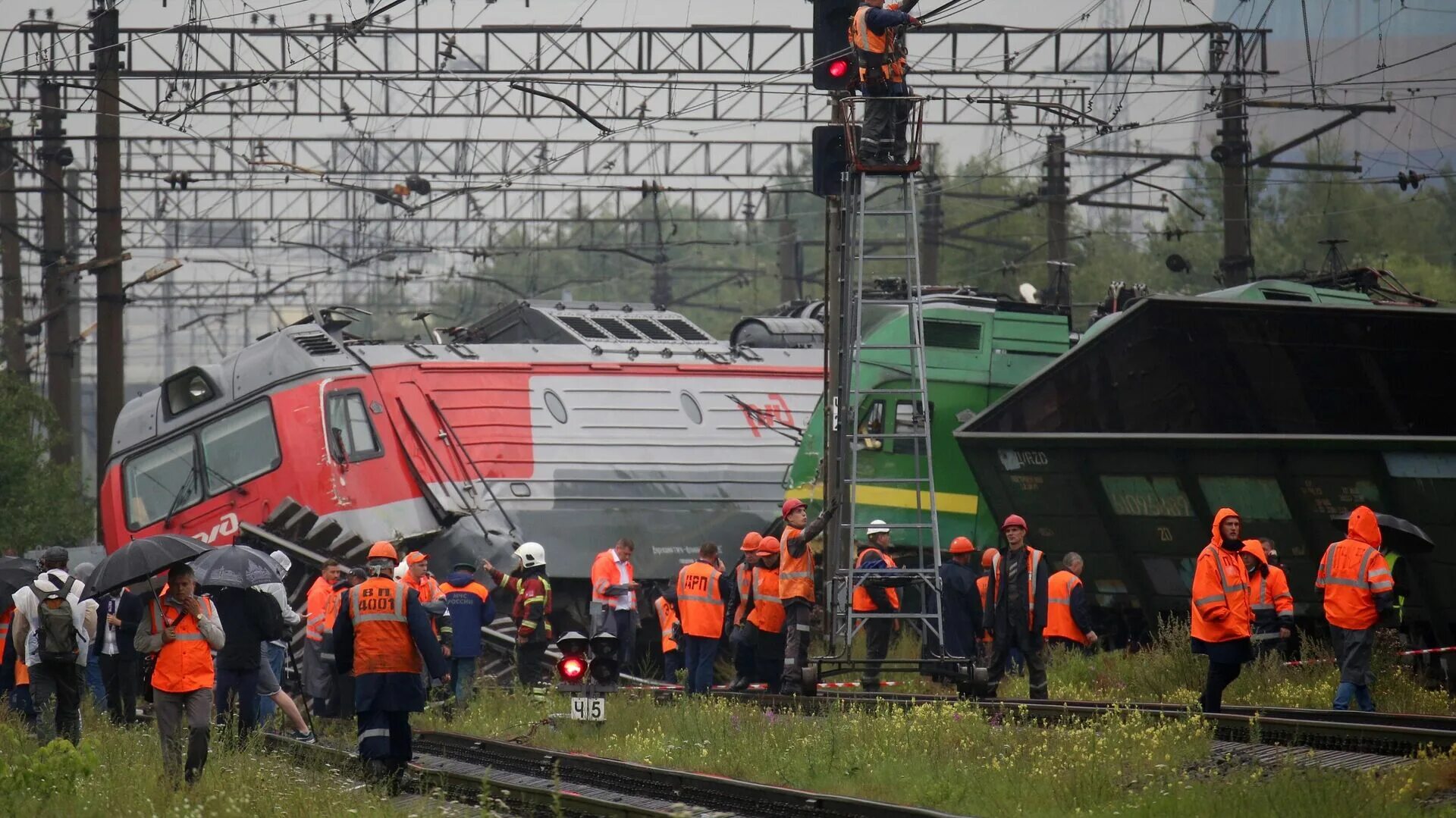 Сошел поезд россия. Столкновение поездов на грузовой станции Купчинская. Столкновение поездов в Санкт Петербурге грузовых. Крушение грузового поезда Санкт Петербург. Сход поезда.