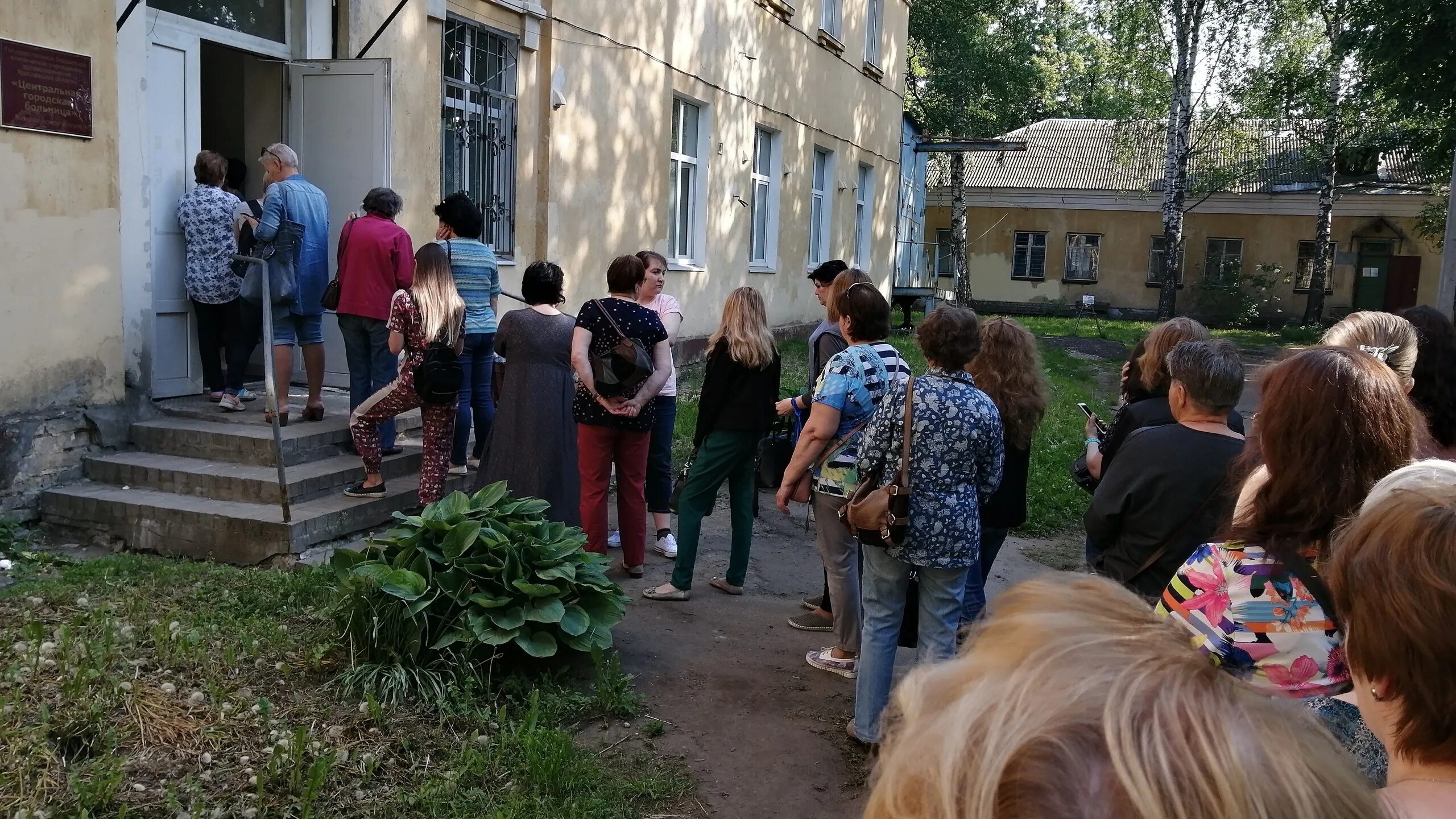Очередь подростков. Очередь электросталь. Очередь на остановке в финляндии. Очереди в банках. Очередь электросталь.