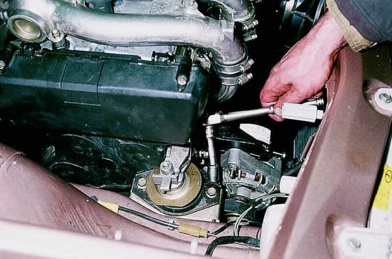 Крепления двигателя 2112. Крепление подушки двигателя ваз 2110. Кронштейн крепления опоры двигателя ваз 2112. Опоры крепления двигателя ваз 2112. Верхняя опора двигателя ваз 2112 16 клапанов.