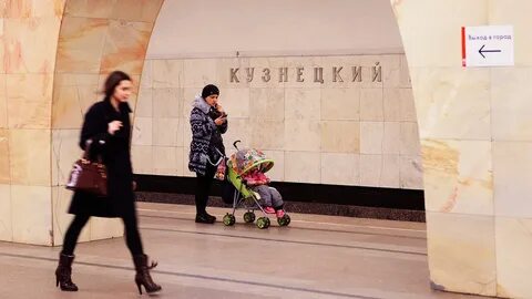 Ребенок в коляске в метро