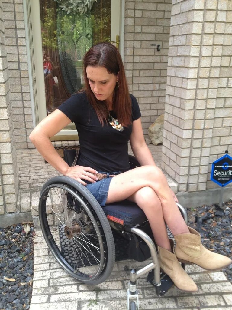 Инвалидка без ноги. Инвалидка без ноги. Инвалидка без ноги. Инвалидка без ноги. Женщина в инвалидной коляске.