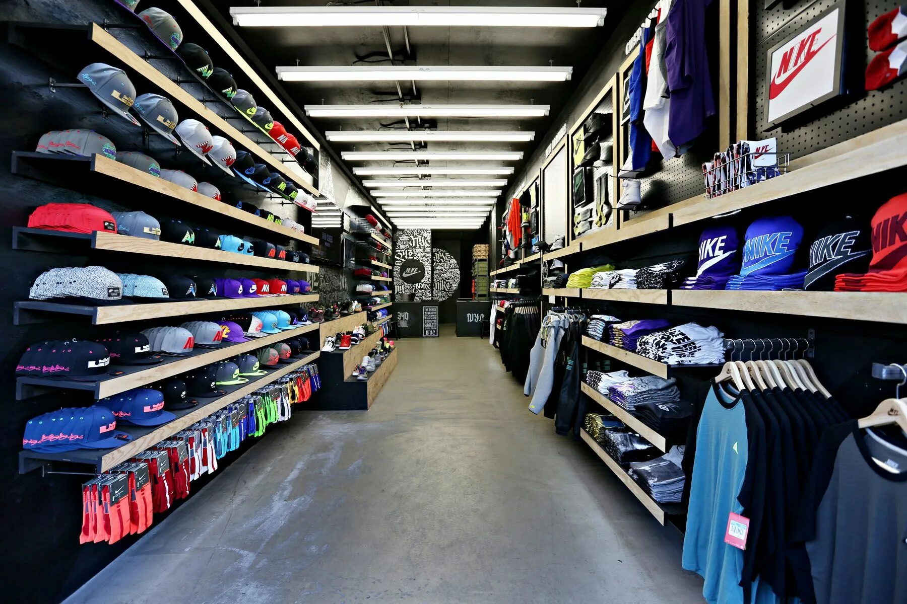 Магазин спортивной одежды. Склад спортивной одежды. Склад брендовой одежды и обуви. Спортивные магазины Америка.