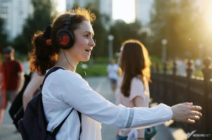 Танцевальная прогулка. Танцевальная прогулка в наушниках. Девушка в наушниках гуляет. Как называется песня москва танцуй екб