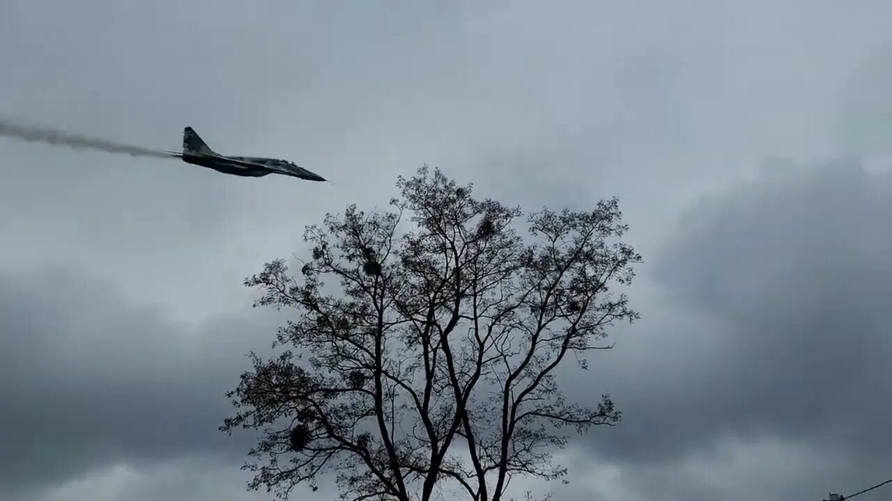 Сбитая ракета в небе. Сбивают самолеты видео. Самолеты всу украины. Украинский самолет в небе. Подбитый самолет в воздухе.