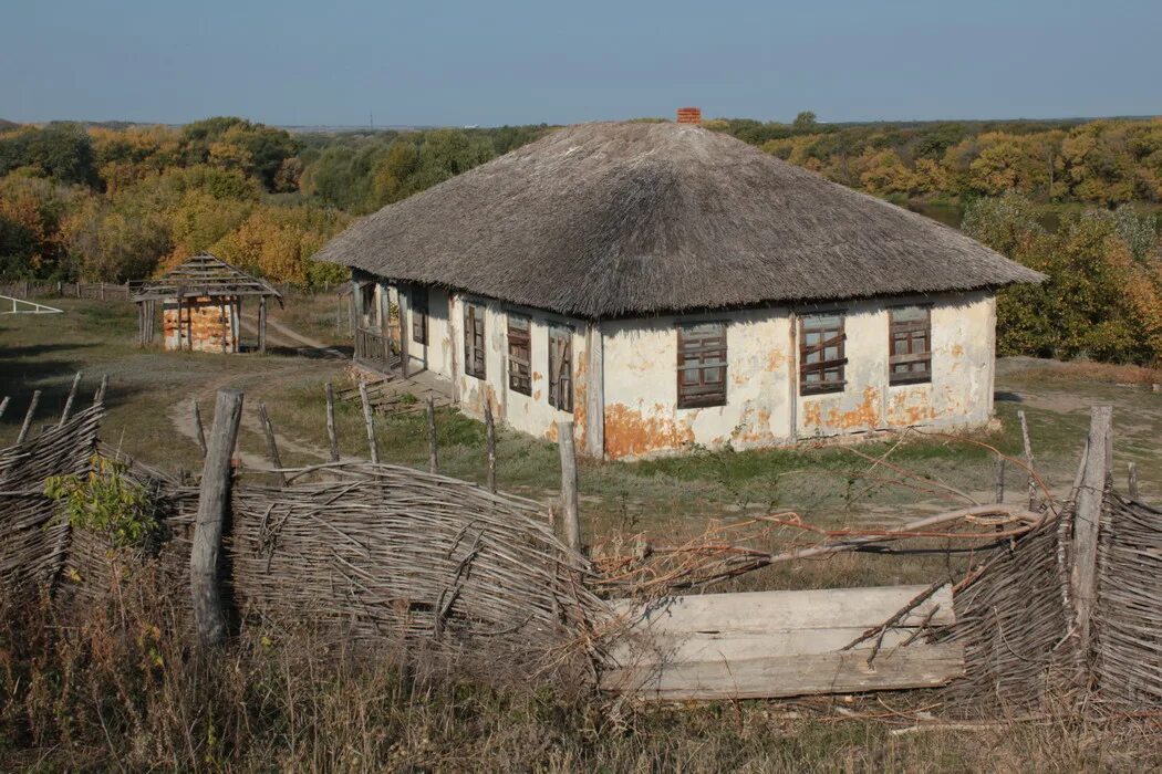 Дон хат. Станица Вешенская Хутор татарский. Станица Вешенская Хутор татарский тихий Дон. Казачий курень станица Вешенская. Хутор казачий Ростовская область.