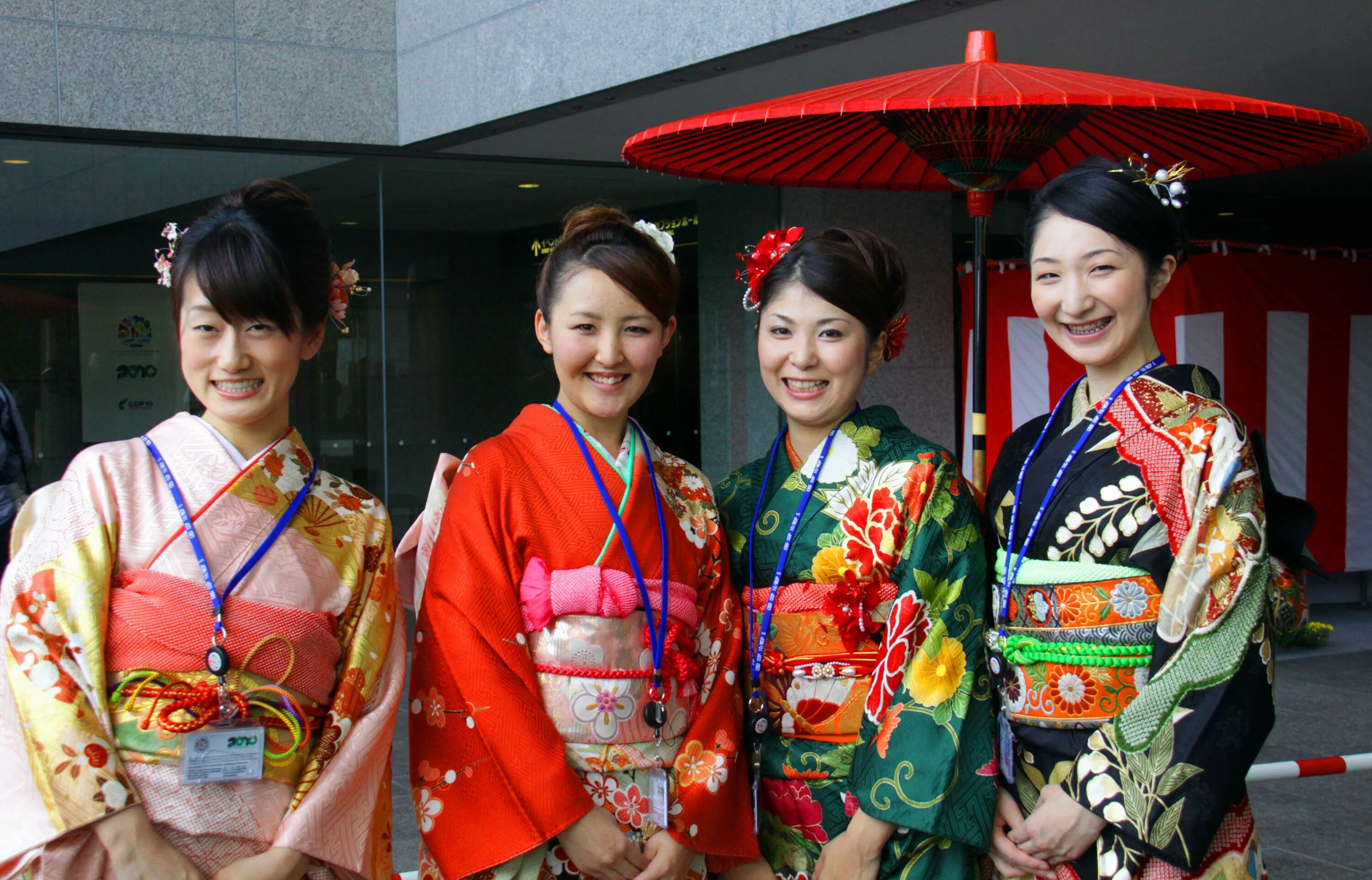 Япония люди в кимоно. Национальный наряд Японии. Национальная одежда Японии кимоно. Традиционное японское кимоно. Как называют девушку в японии
