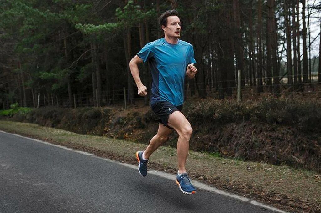 Тренировка 3 км. Спортсмен бежит. Бегущий человек. Бегающий человек. Человек убегает.