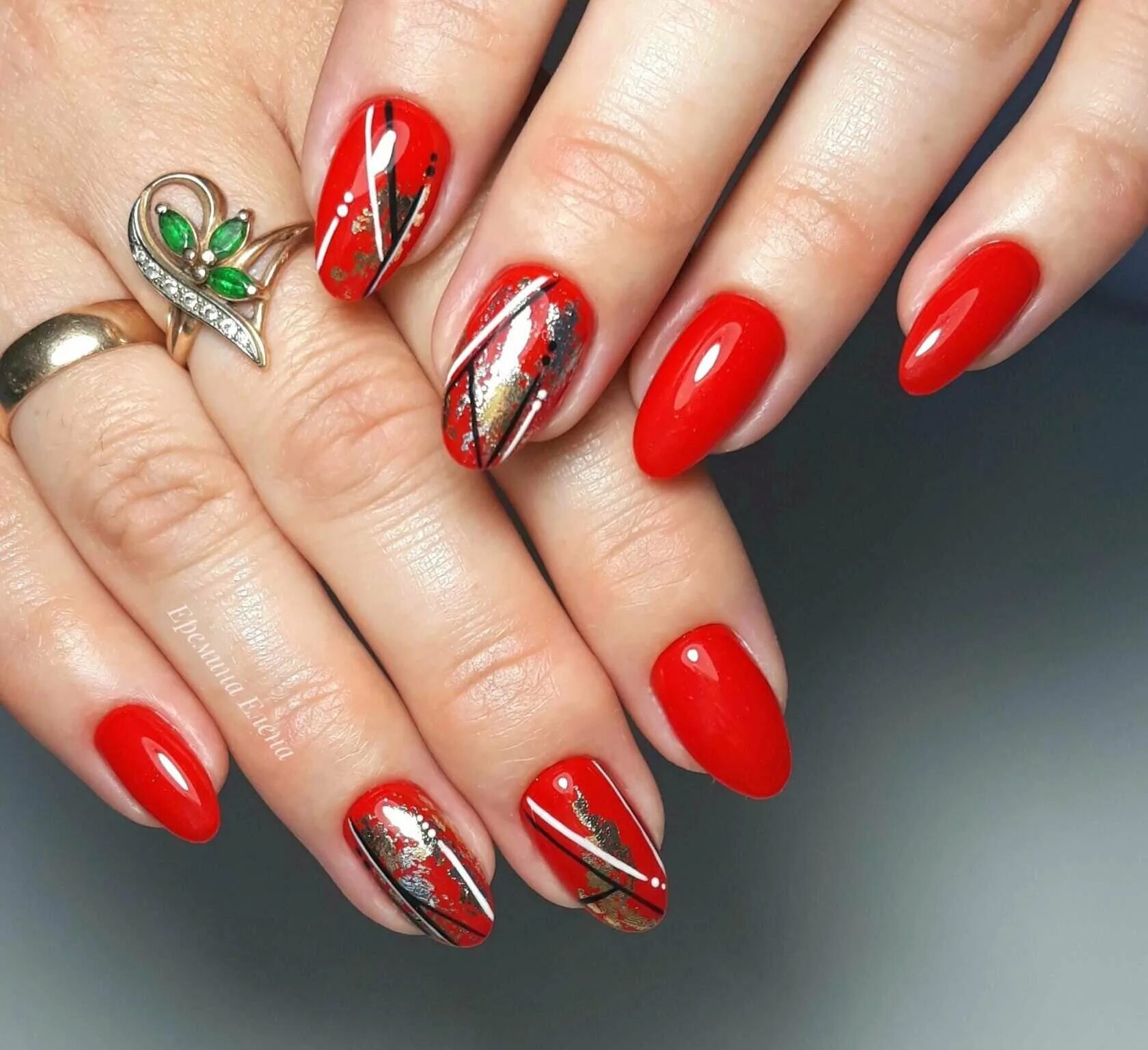 Дизайн ногтей красный. Ногти красные летние. Маникюр черно красный. Красный маникюр на миндалевидных ногтях. Красные ногти маникюр.