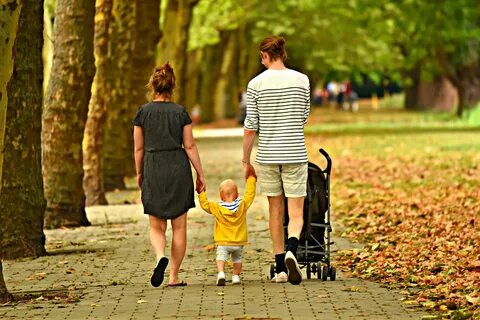 Прогулка в парке с родителями