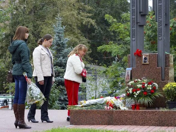 Каширское шоссе теракт 1999. Мемориал жертвам теракта на Каширском шоссе. Теракт 13 сентября 1999 Москва. Взрыв на Каширском шоссе 1999. Теракт в москве каширская