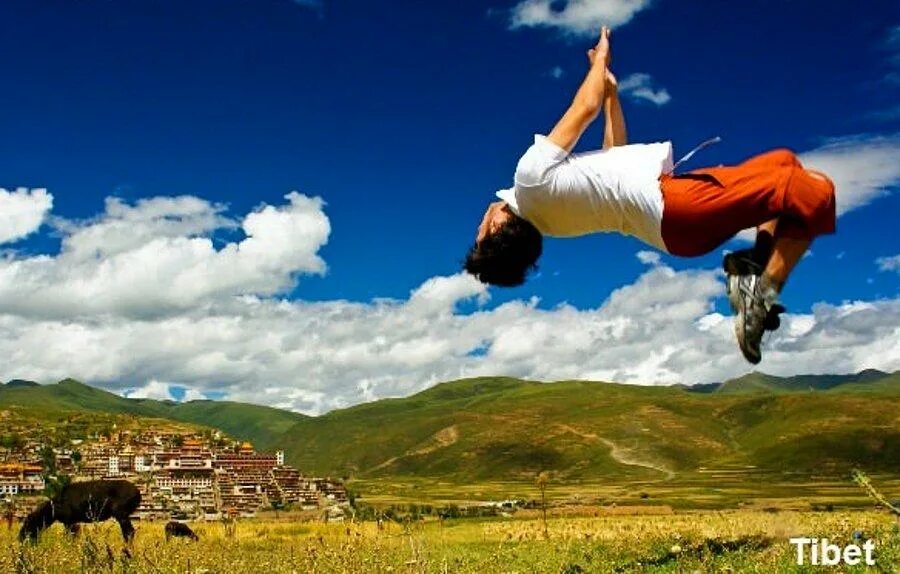 Девушка прыгает. Счастливая девушка. Паркур на крыше. He jumping. Increased energy.