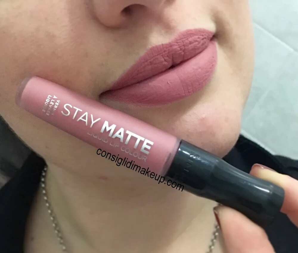 Матовая губная помада отзывы. Rimmel жидкая матовая губная помада stay Matte 110. Rimmel жидкая матовая губная помада stay Matte 220. Rimmel матовая губная жидкая. Жидкая матовая губная помада stay Matte 700.