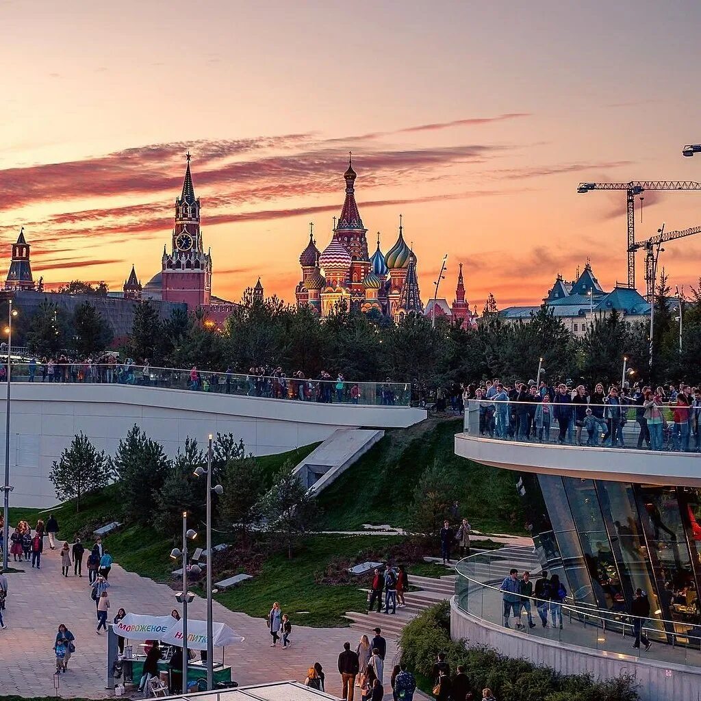 Где можно погулять в москве в марте. Парк Зарядье. Парк Зарядье в Москве. Парк Заречье в Москве. Красная площадь парк Зарядье.