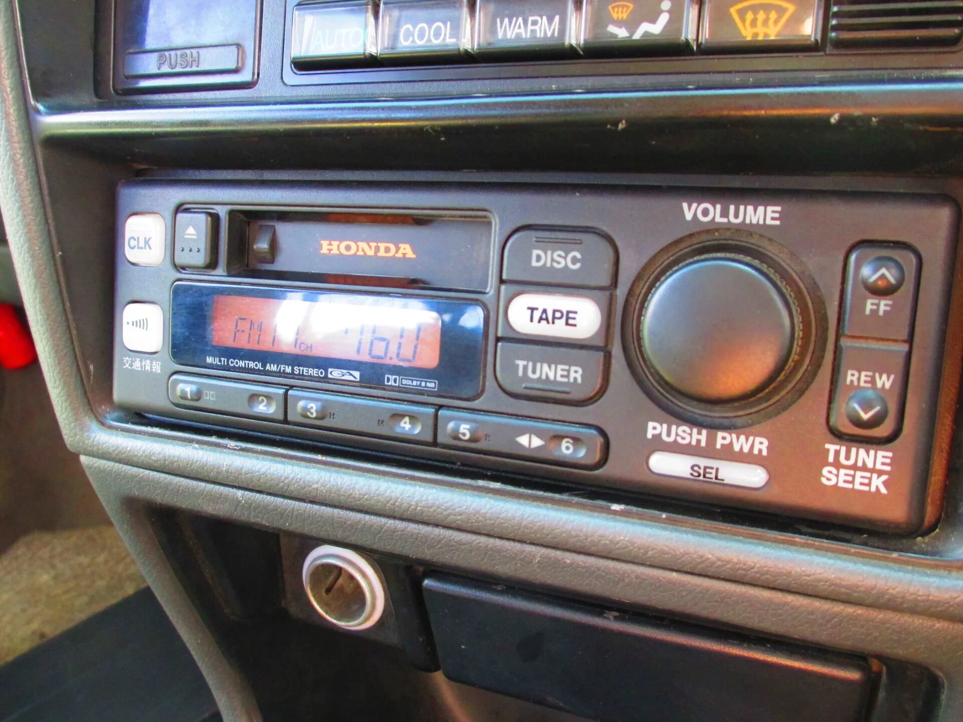 Автомагнитолы honda. Магнитола Хонда Multi Control CD Tuner. Штатная радио Honda 1983. Радиоприёмник на Хонда Аккорд экспайер. Кнопка Tuner seek.