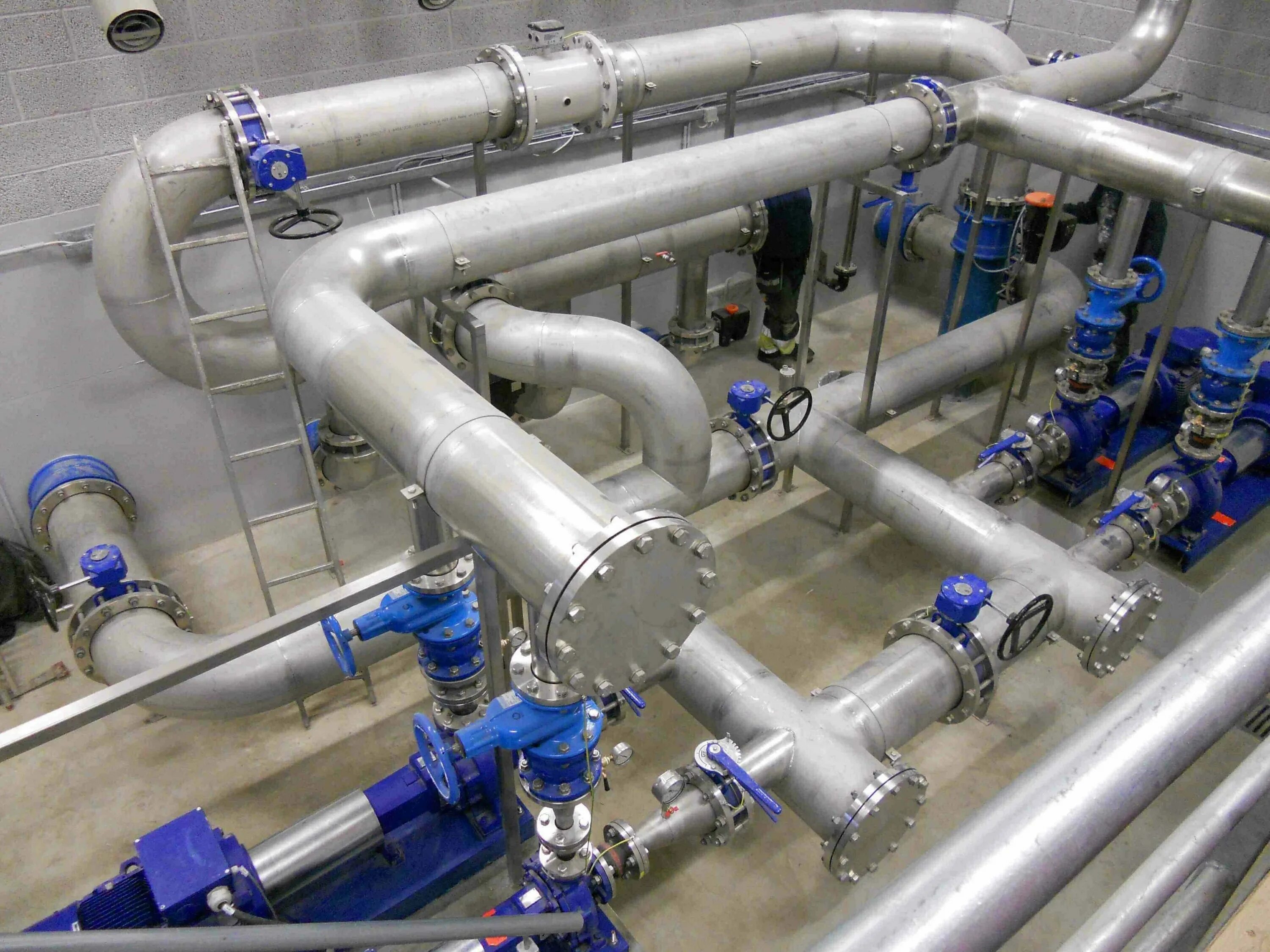 трубы теплосети. дожимная насосная станция для перекачки нефти и газа. система трубопроводов для жидкостей. 14202-69 окраска трубопроводов. Hvac and plumbing.