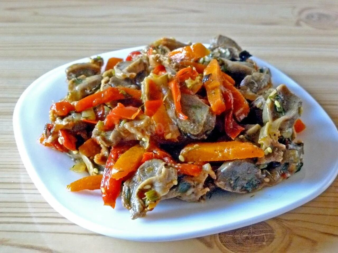 Куриные сердца с морковью. Куриные желудки по-корейски. куриные желудочки по-корейски. желудки по корейски. салат из куриных желудочков по-корейски.