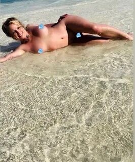 Бритни Спирс полностью разделась на пляже.
