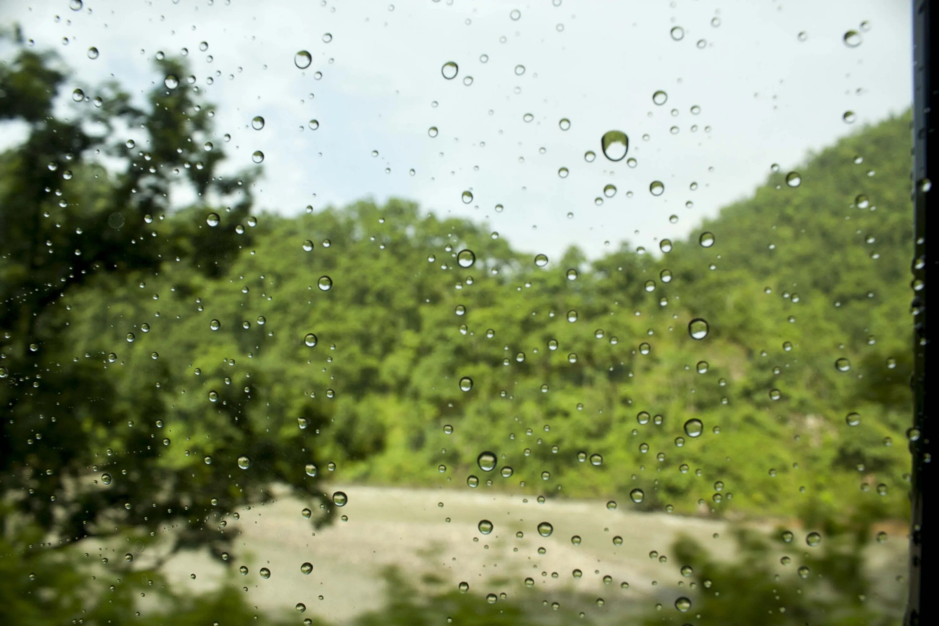 Капли дождя на окне. Капля дождя на окне. Природа дождь. Дождь в окне. Окно в дождевых каплях
